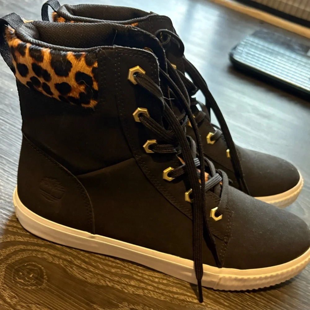 Timberland Women’s Skyla Bay 6-inch Boots TB0A2F1P001 Black Leopard Size 9.5 EUC